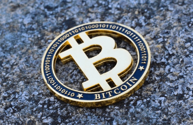 BTC沖7萬,ETF掉頭跑了